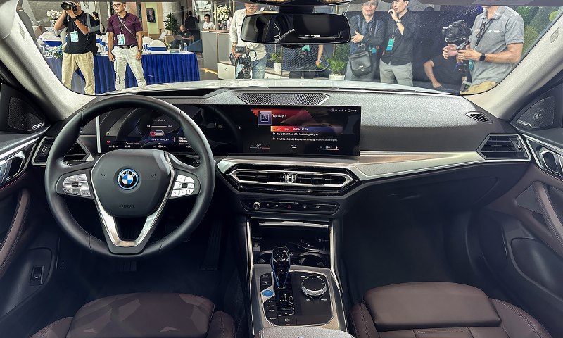 Khoang lái BMW i4 2024