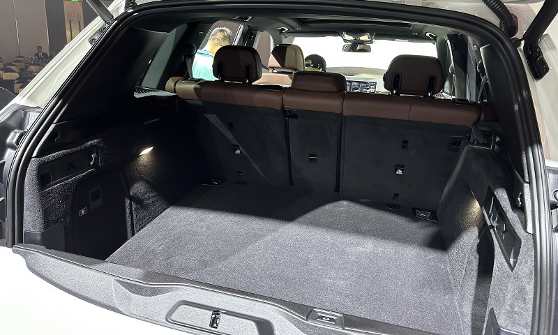 Khoang hành lý trên BMW X5 2024