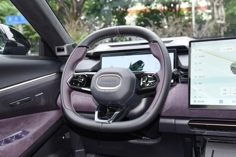 Vô lăng Lynk & Co 08 2025