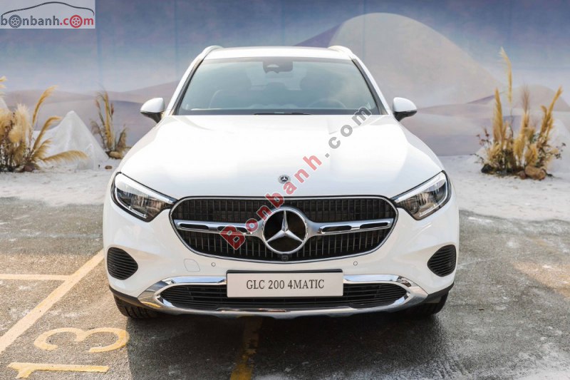 Đầu xe Mercedes-Benz GLC 200 4Matic 2024