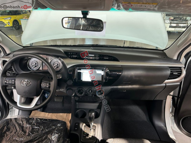 Khoang lái Toyota Hilux 2023