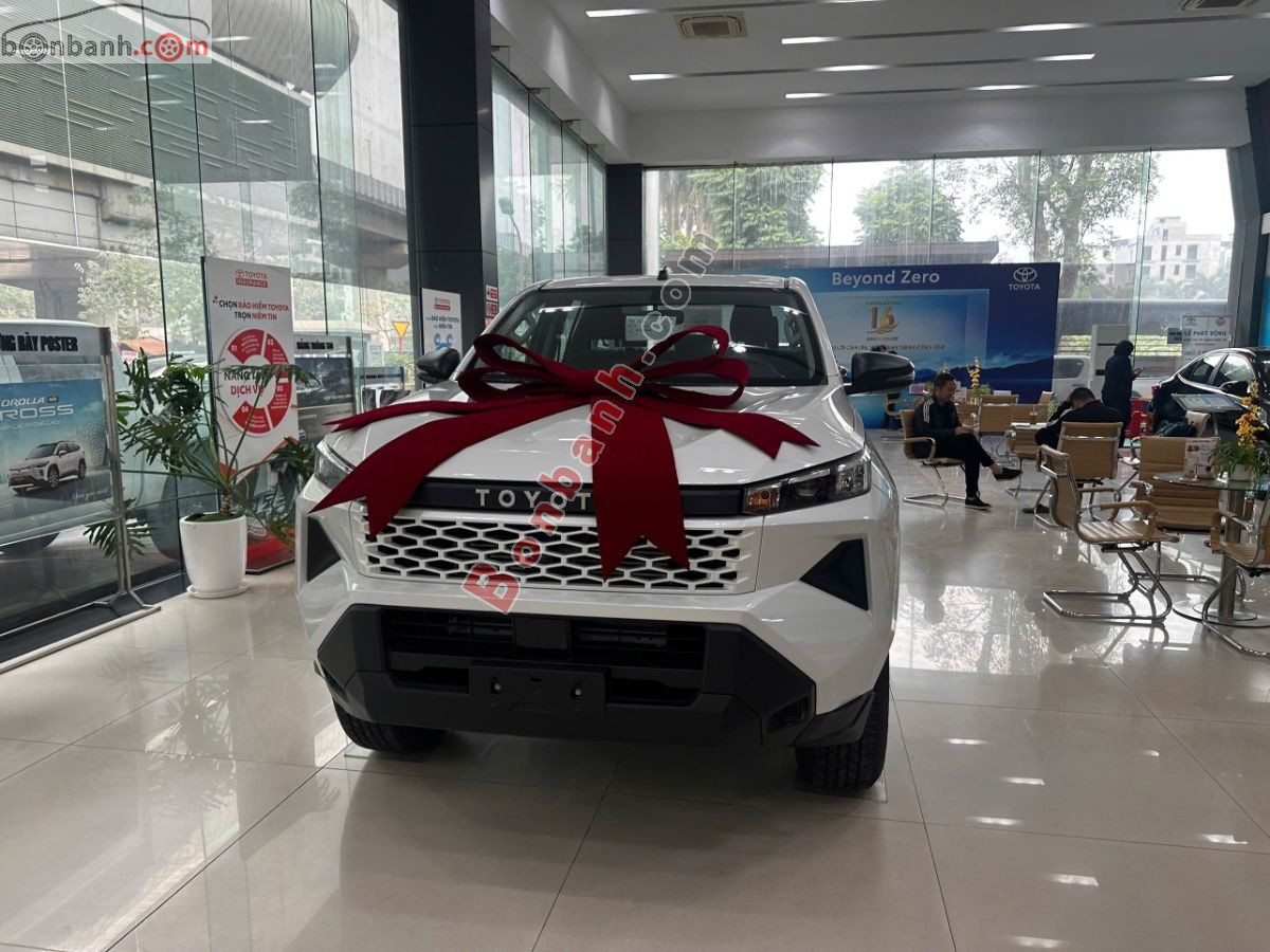 Toyota Hilux Standard 2.8L 4x2 MT 2026 - 595 Triệu