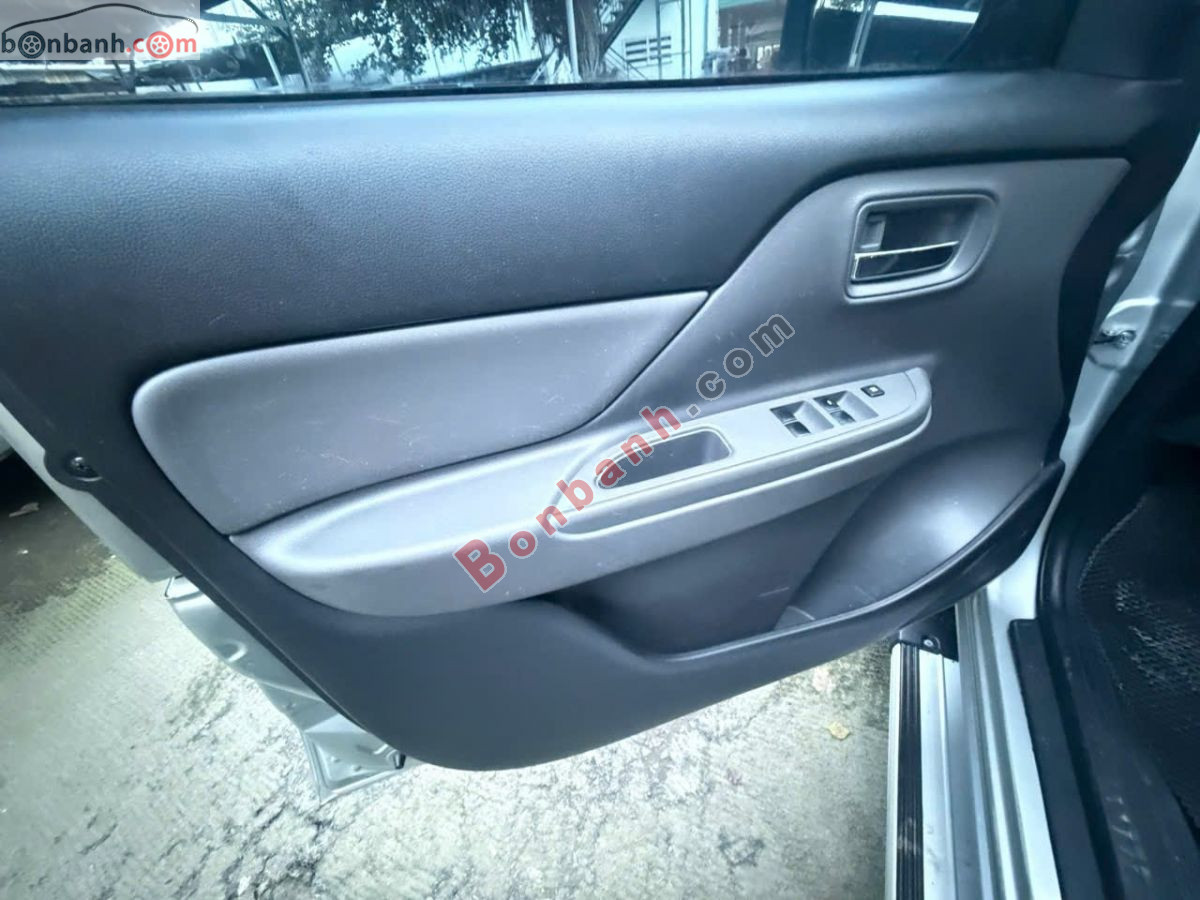 Mitsubishi Triton 4x2 AT 2016 - 320 Triệu 6