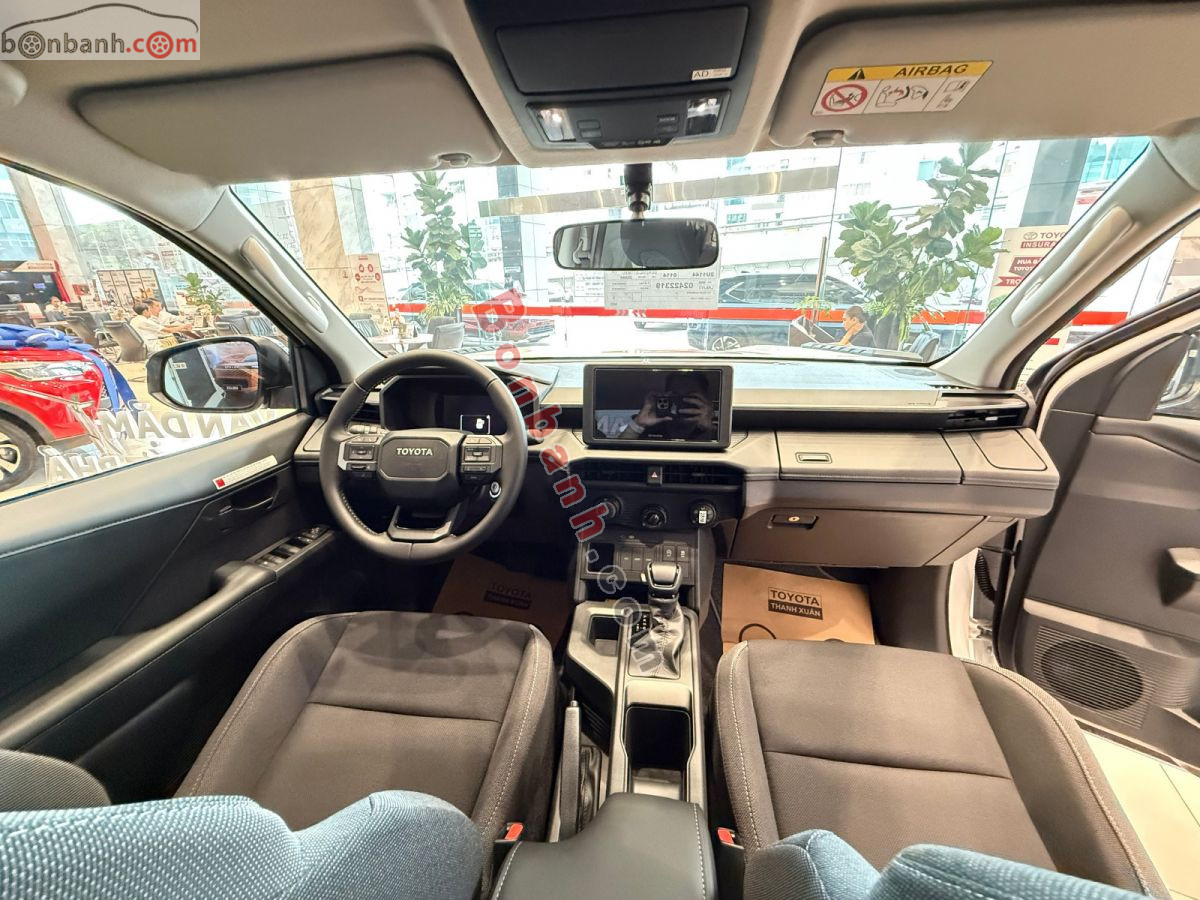 Toyota Hilux Pro 2.8L 4x2 AT 2026 - 675 Triệu 9