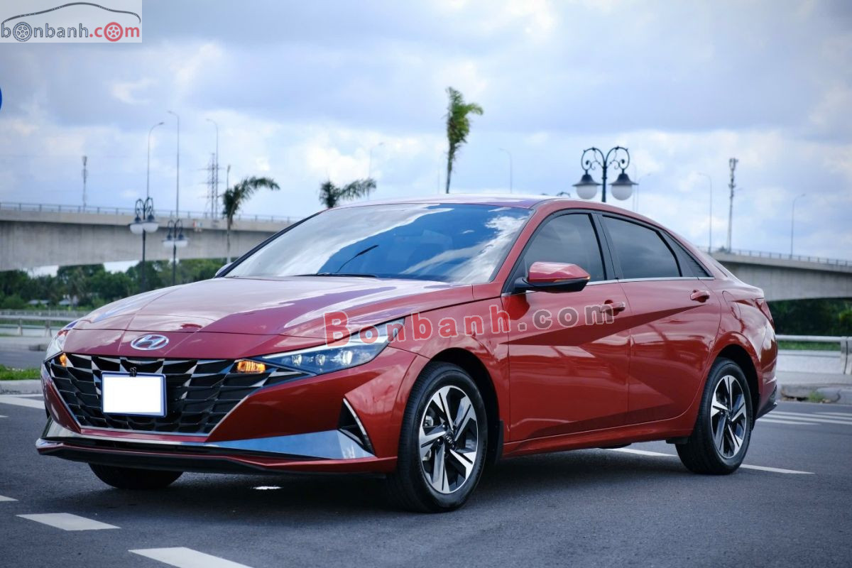 Đánh giá Hyundai Elantra: Giá cạnh tranh, trang bị dồi dào, nhưng khoang hành lý nhỏ nhất phân khúc